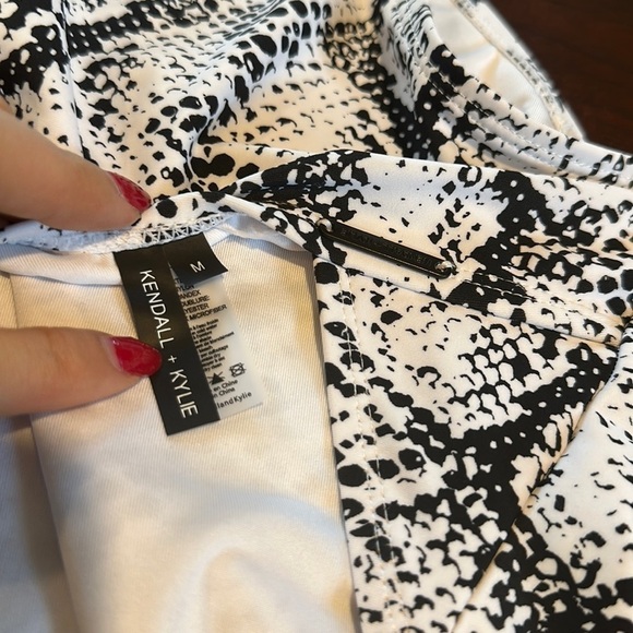 🆕 KENDALL + KYLIE Women's Black and White Swimsuit-one-piece size medium - Picture 7 of 8